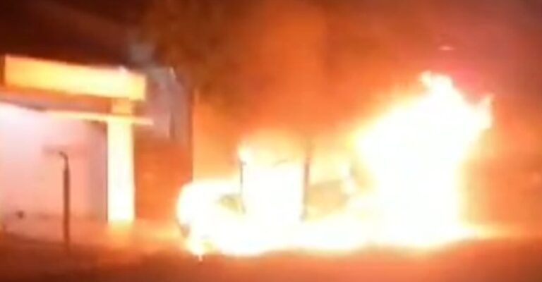 Fogo destrói carro em Marília