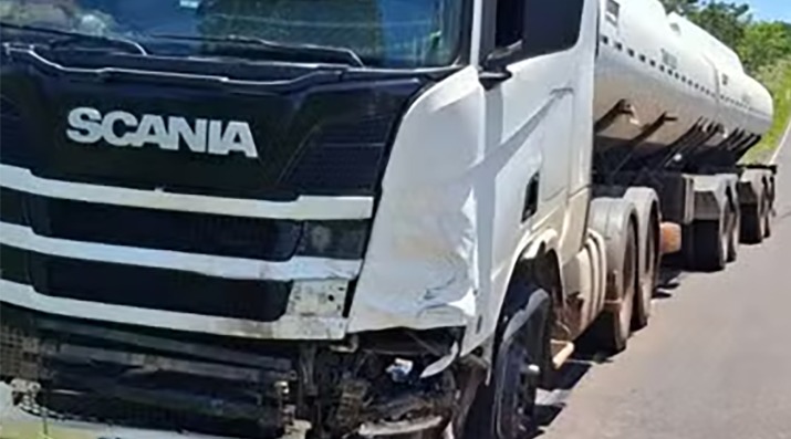 Motorista morre após batida entre carro e carreta