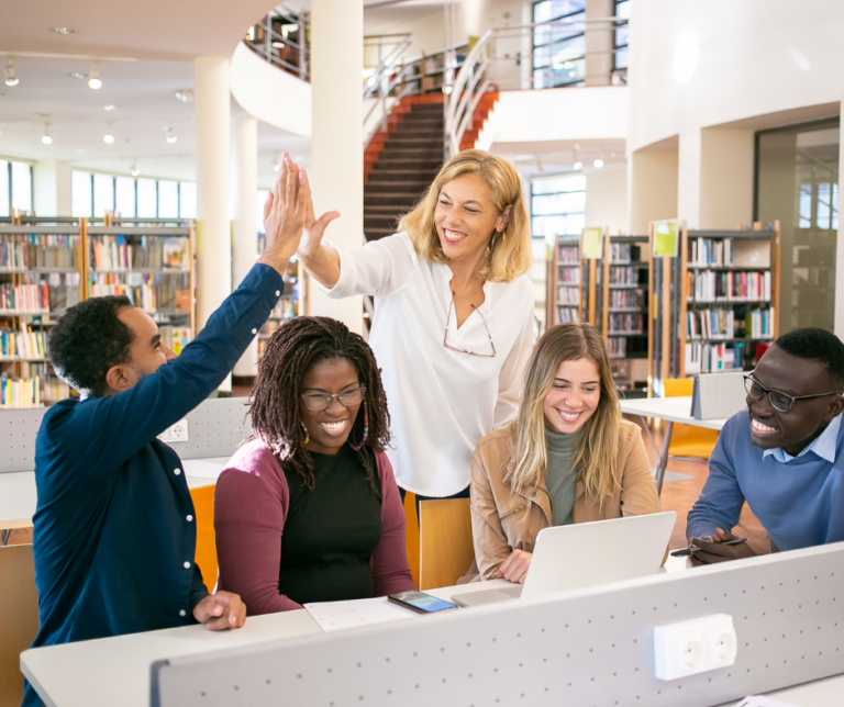 As palavras seguem cruzando fronteiras — e, desta vez, elas partem das salas de aula brasileiras rumo ao mundo.