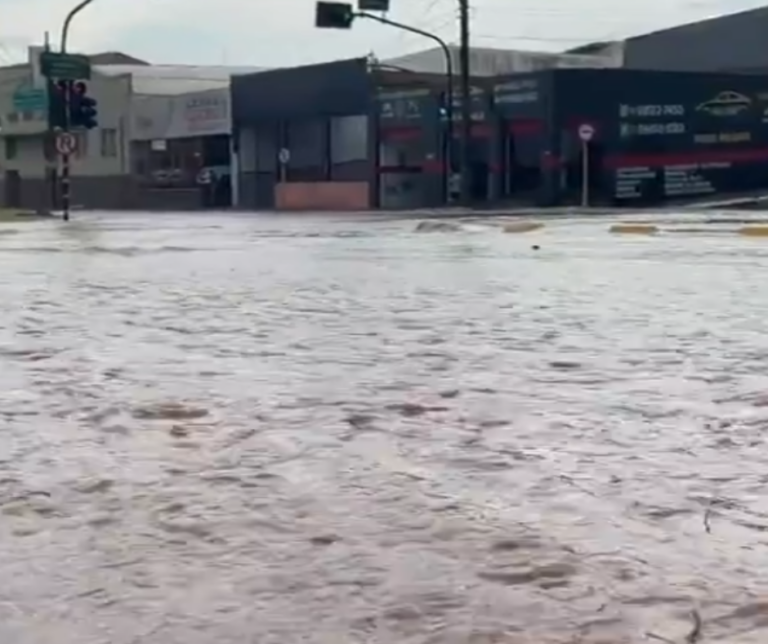 Bauru em Alerta: Gabinete de Crise é mantido e Defesa Civil renova aviso de chuvas intensas até quinta (26)