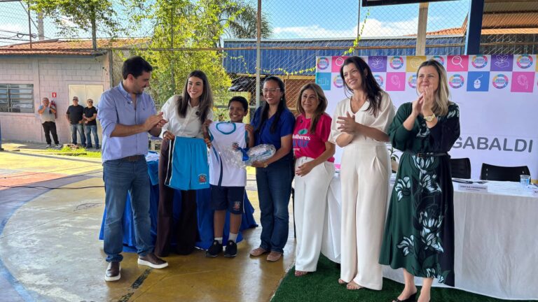 Uniformes de verão chegam às escolas e reforçam cuidado com alunos da rede municipal