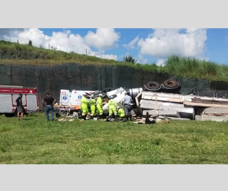 Grave acidente no trevo da SP-333 deixa motorista ferido em Marília