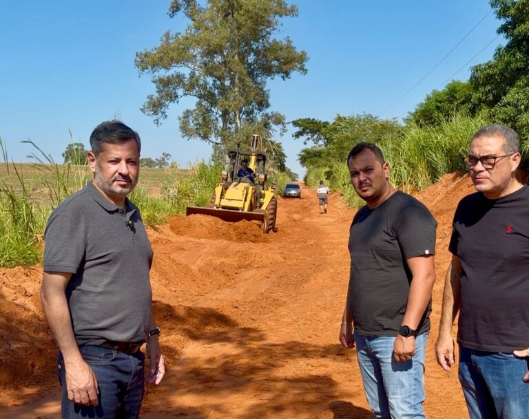 Rogerinho lidera força-tarefa para recuperar 500 km de estradas nos distritos