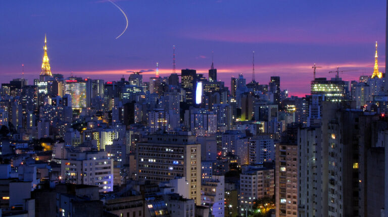 São Paulo, 2025: O Retrato de um Estado que Envelhece, se Reconhece e Paga Aluguel