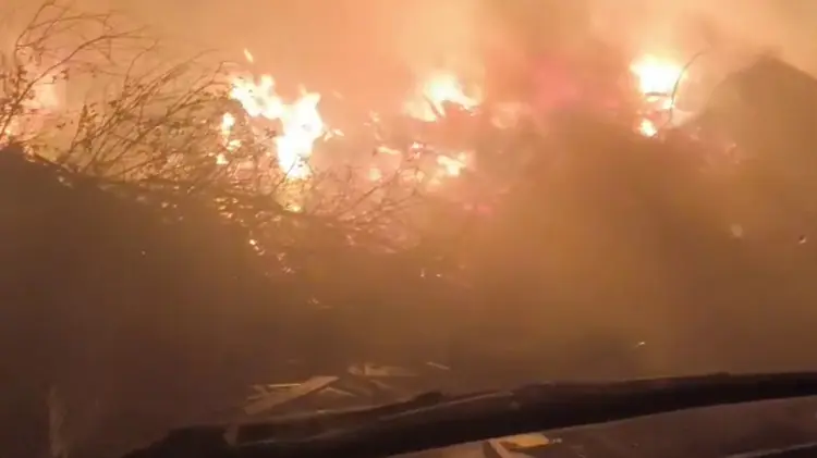 Sem previsão: Fumaça de incêndio em depósito da prefeitura deve persistir e preocupa autoridades em Jaú