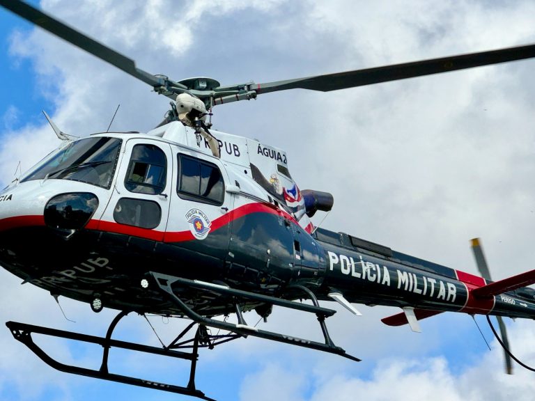 A CASA CAIU! PM INTERCEPTA AVIÃO COM MEIA TONELADA DE PÓ E FUZIS NO INTERIOR