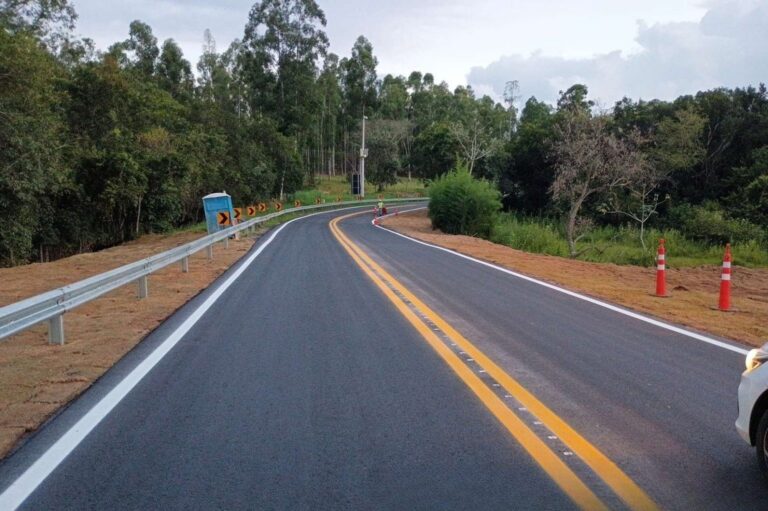 Carreta sofre pane seca e bloqueia totalmente a rodovia SP-304 em Dois Córregos