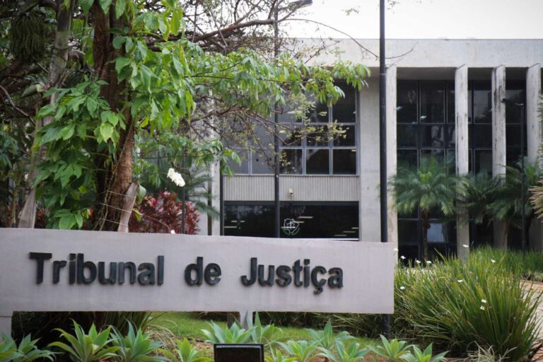 Lei em Campo Grande veta mulheres trans em banheiros femininos e vai parar na Justiça