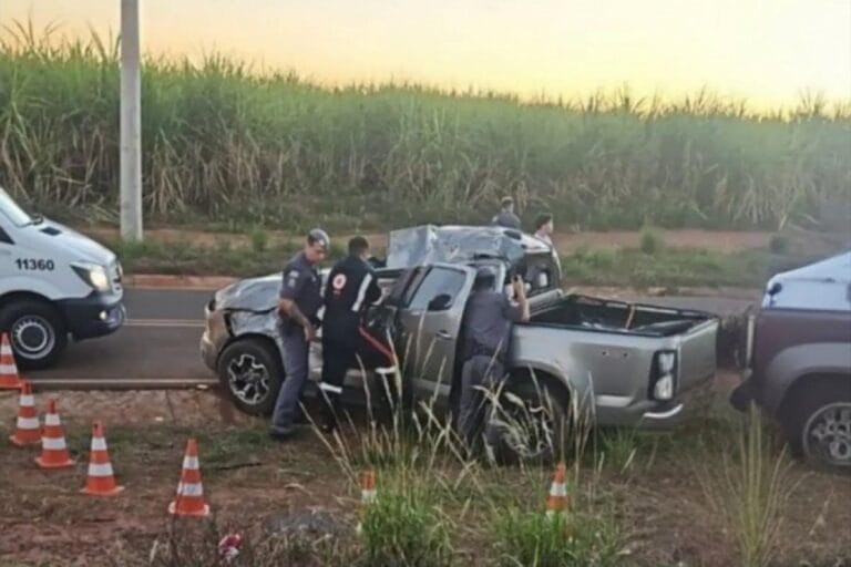 Empresária fica presa às ferragens após caminhonete capotar na região de Bauru