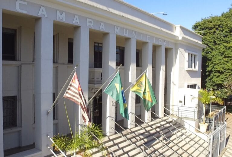 Câmara vota projeto polêmico que obriga a divulgação de óbitos na fila da saúde
