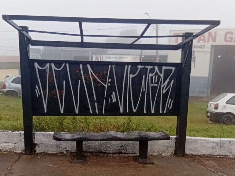 PREJUÍZO PÚBLICO! Vândalos destroem abrigo de ônibus na Zona Oeste de Marília e revoltam passageiros que dependem do transporte na região.
