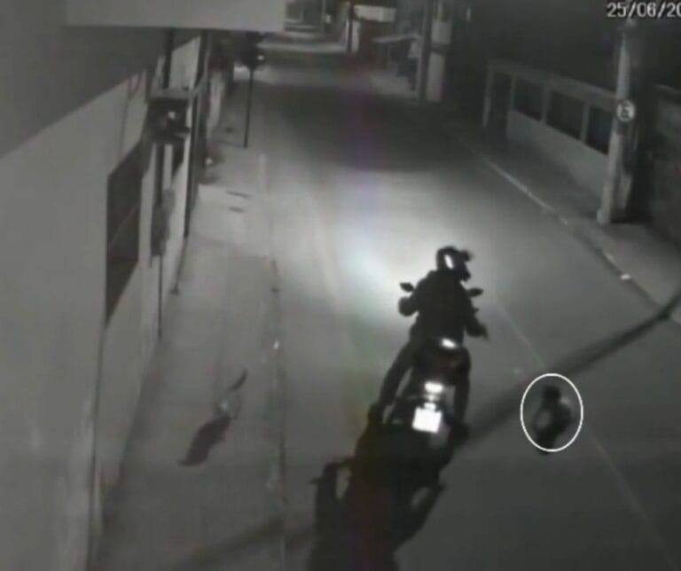 Inacreditável: Bebê de fralda é flagrada engatinhando sozinha em avenida de madrugada enquanto a mãe curtia festa