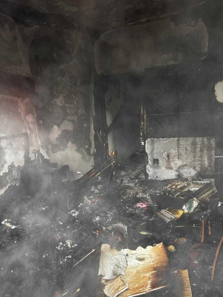 Incêndio destrói casa em Ourinhos, mobiliza forças de segurança e termina com resgate dramático de animal de estimação nesta terça-feira (23/6).