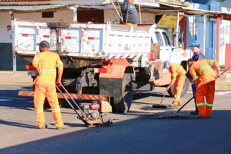 Prefeitura continua acelerando e leva asfalto novo para as zonas Sul e Norte de Marília