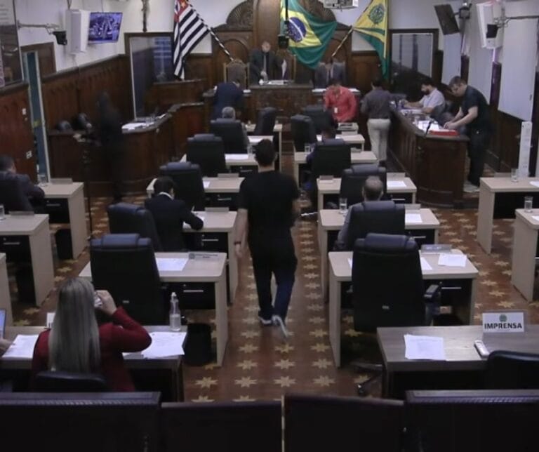 Bauru aprova lei de transparência para óbitos na fila de leitos em meio a embate sobre orçamento e o sistema CROSS